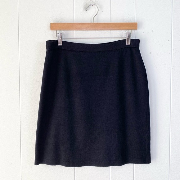 St John Basics Black Santana Knit Skirt Size 8 Pockets Knee Length Pull On - Picture 1 of 10